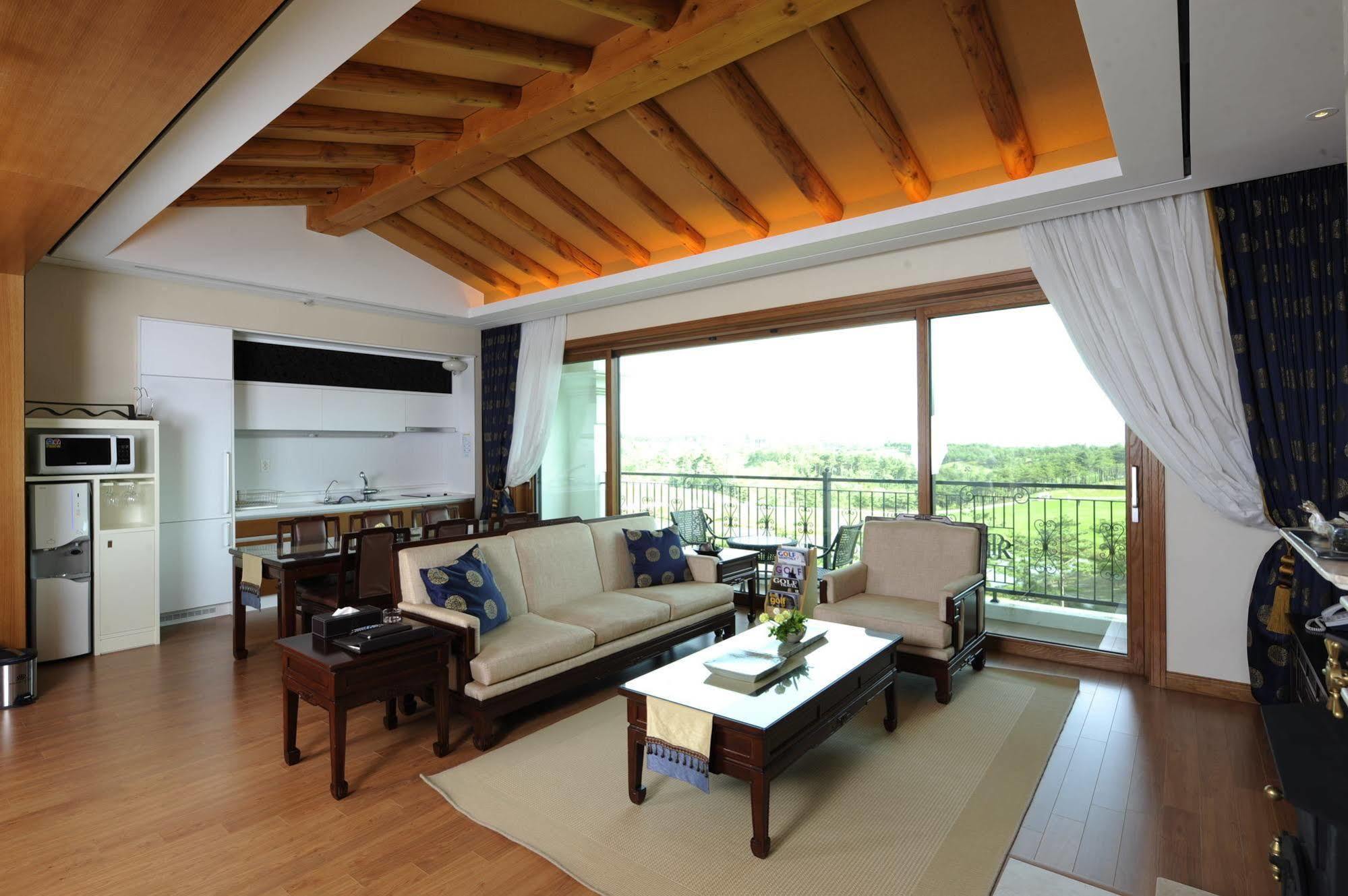 Pineridge Hotel Sokcho Exterior foto